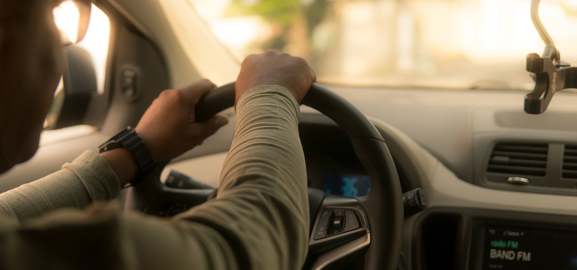 Chauffeur VTC professionnel au volant de son véhicule